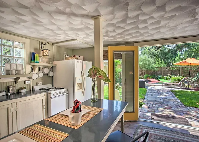 Holiday home 4 Mi To Dtwn! Worth W/ Shared Pool Fort Worth