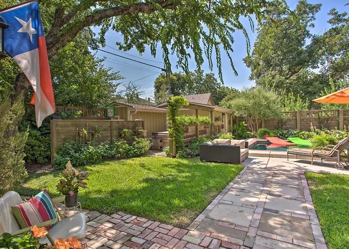 4 Mi To Dtwn! Worth W/ Shared Pool Holiday home